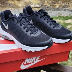 Nike Black and White Sneakers with Breathable Mesh